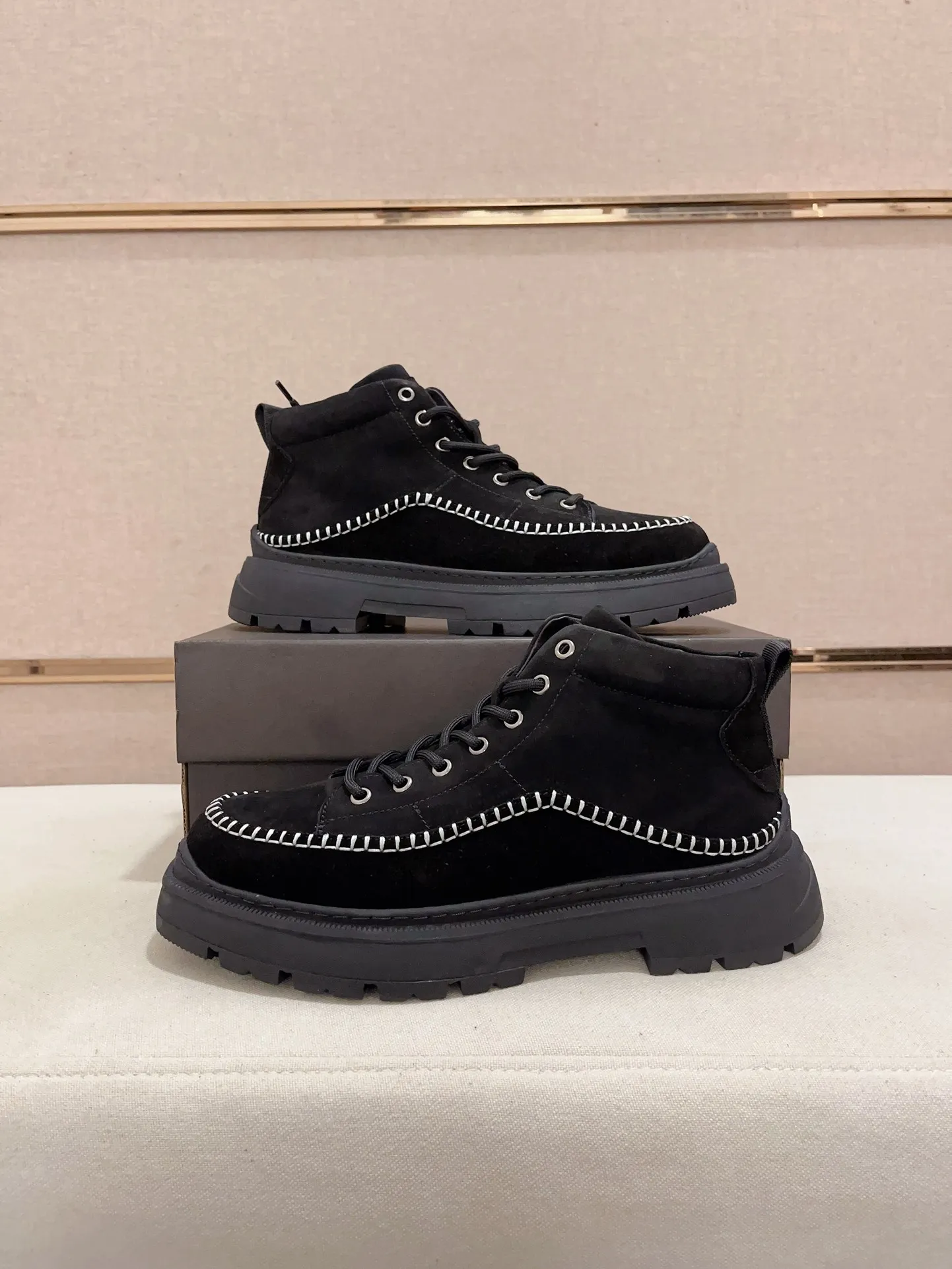 Factory price: 760💰North American men's shoes Ugg ☃️In the special sale of new high-quality men's shoes snow boots in autumn and winter, the nemesis of extreme cold weather! Made of cowhide leather, merino wool lining, and original outsole, whether driving, outdoor or daily wear, there is always one that suits you! Code number 39-44